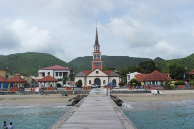 Anse d’Arlet auf Martinique mit Kirche direkt am Strand (Alexander Mirschel)  Copyright 
License Information available under 'Proof of Image Sources'